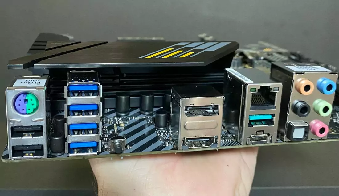 ASUS TUF B550M-Plus - Ótima placa-mãe suportando Ryzen 1000, 2000