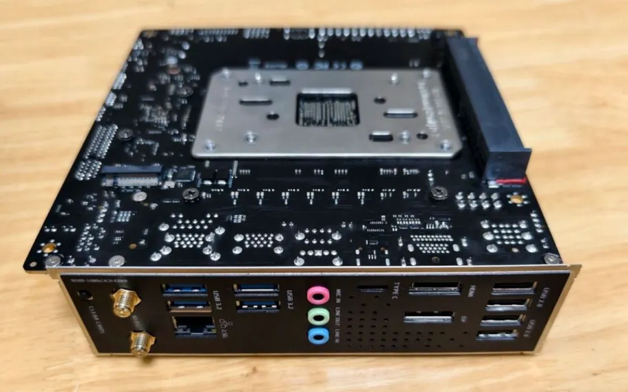 Placa da Maxsun tem conectores extras na parte de trás.