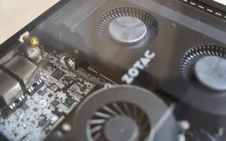 RTX 5060 Ti de desktop modificada para caber no mini PC