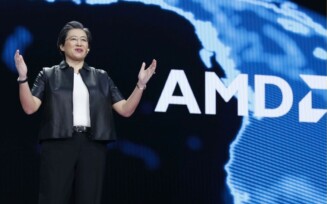 Lisa Su, CEO da AMD, ao lado de logo da empresa