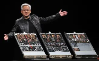Jensen Huang com racks da NVIDIA