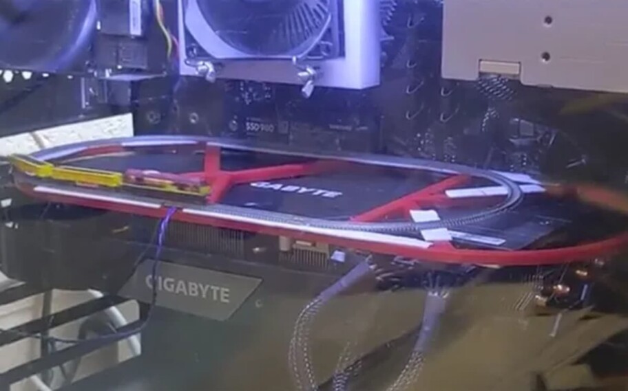 Modder coloca trem em miniatura funcionando em PC