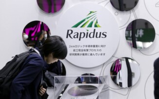 Imagem de pessoas olhando um wafer da Rapidus