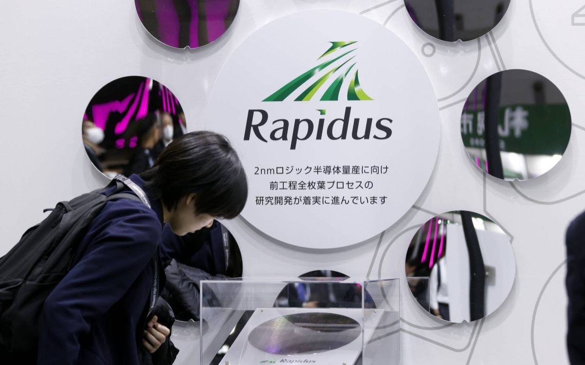 Imagem de pessoas olhando um wafer da Rapidus