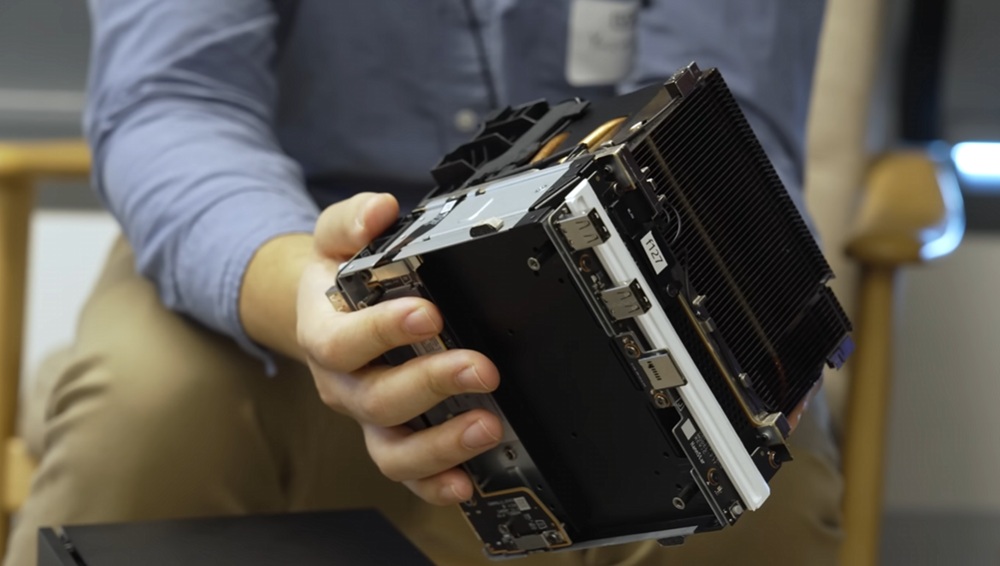 Engenheiro da Valve segura novo PC compacto Steam desmontado