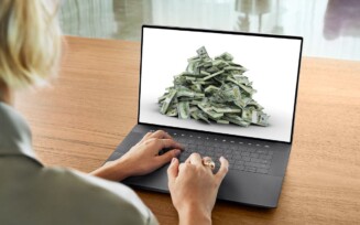 Notebook Dell editado com dinheiro na tela