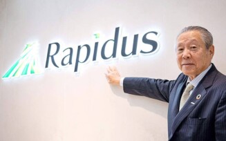 Chefe da Rapidus ao lado da logo da empresa
