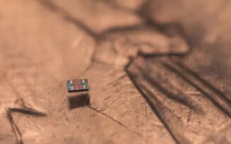 Robôs microscópicos do tamanho de um grão de sal prometem revolucionar medicina e manufatura