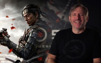 Brian Fleming na frente de um poster de Ghost of Tsushima