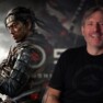 Brian Fleming na frente de um poster de Ghost of Tsushima