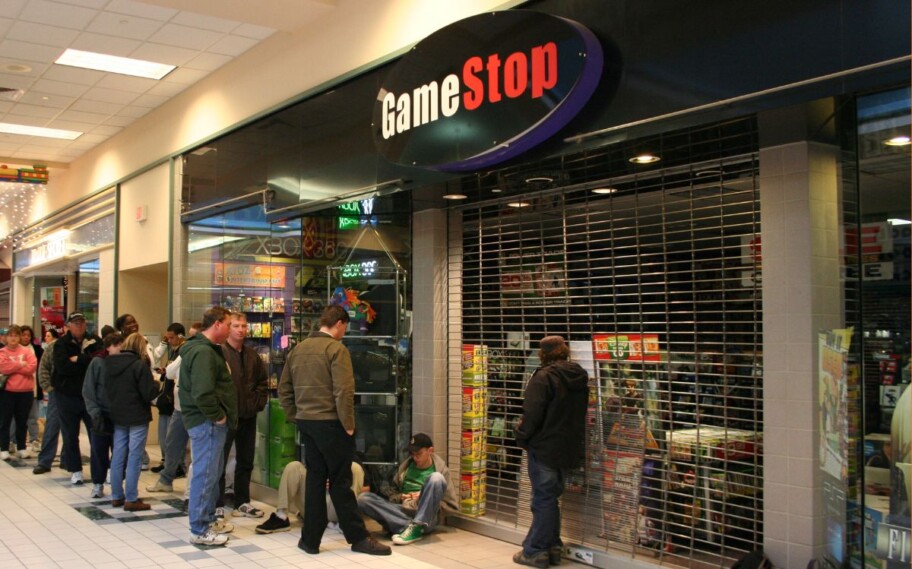 GameStop fechada com fila na frente
